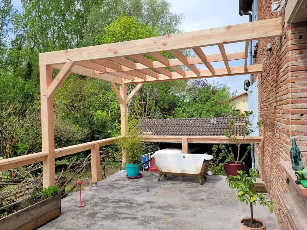 Installation d'une pergolas en bois massif douglas sur la commune de Couffouleux