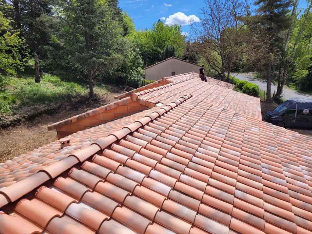 Installation d'une charpente et couverture de 3 pavillons limitrophes à Graulhet