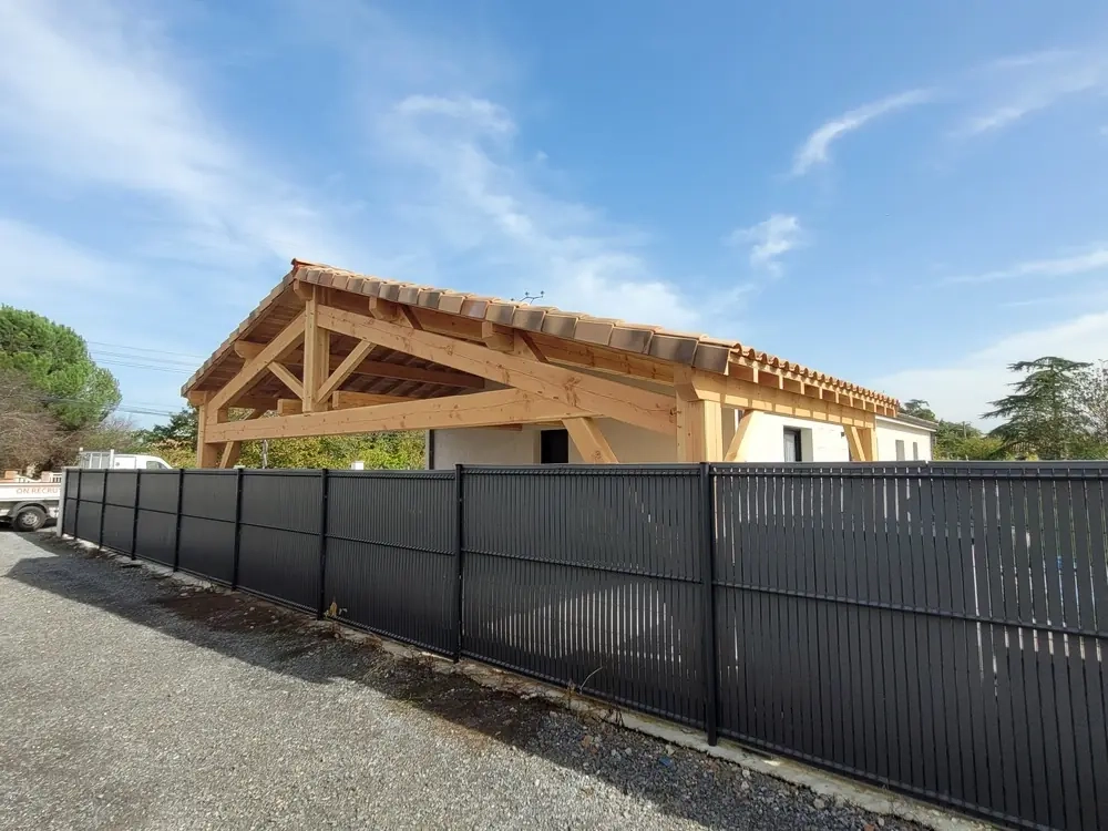 Abri voiture en bois sur la commune de Couffouleux, proche Saint-Sulpice-la-Pointe