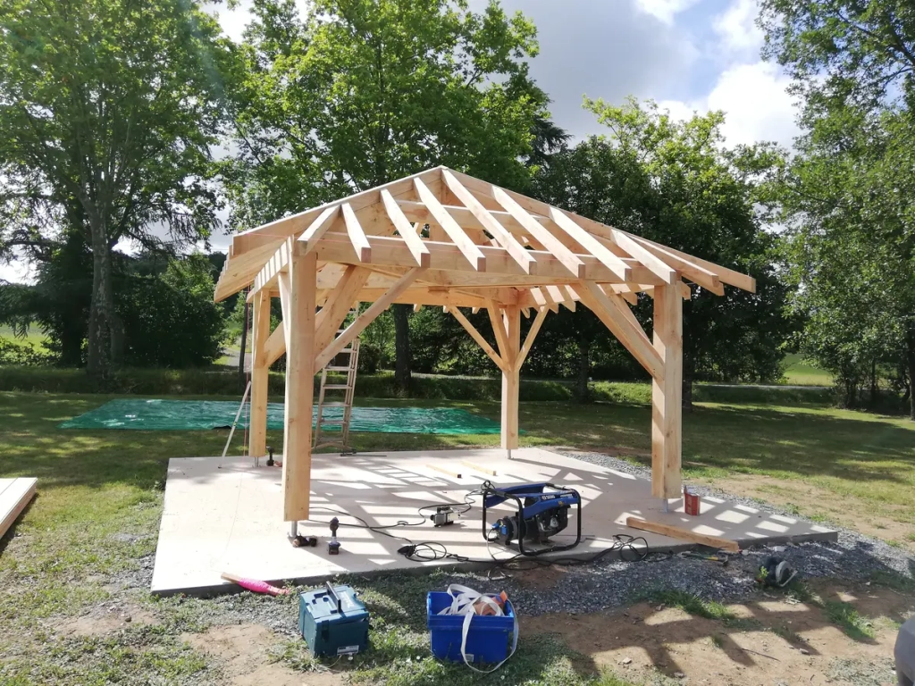 Construction d'un petit kiosque de jardin à Parisot